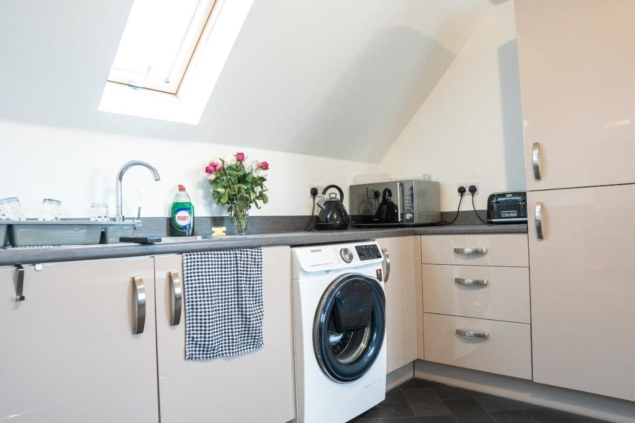 Stunning Two-Bedroom Apartment At A3Ree, Free Parking, Near Cribbs Causeway Mall Bristol Exterior foto